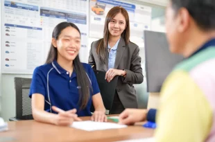 เจ้าหน้าที่ที่ปรึกษางานบริการฟอร์ดให้คำแนะนำลูกค้าในศูนย์บริการ