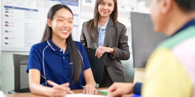 เจ้าหน้าที่ที่ปรึกษางานบริการฟอร์ดให้คำแนะนำลูกค้าในศูนย์บริการ