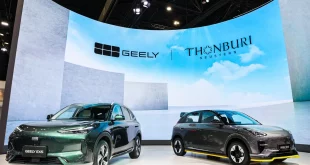 GEELY EX5 และ GEELY EX2 จอดโชว์บนเวทีภายในบูธ GEELY ในงาน Motor Show 2026