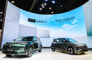 GEELY EX5 และ GEELY EX2 จอดโชว์บนเวทีภายในบูธ GEELY ในงาน Motor Show 2026