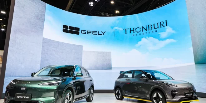 GEELY EX5 และ GEELY EX2 จอดโชว์บนเวทีภายในบูธ GEELY ในงาน Motor Show 2026