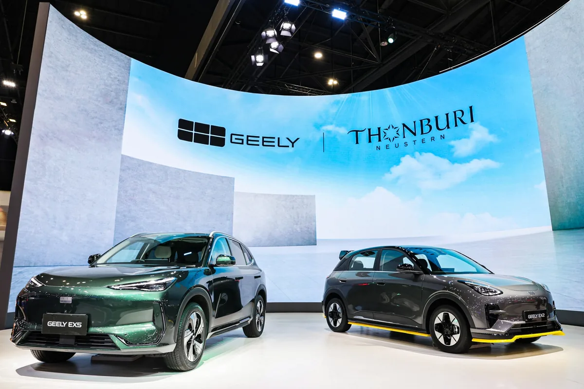 ภาพ GEELY EX5 และ GEELY EX2 บนเวทีบูธ GEELY GEELY EX5 และ GEELY EX2 จอดโชว์บนเวทีภายในบูธ GEELY ในงาน Motor Show 2026