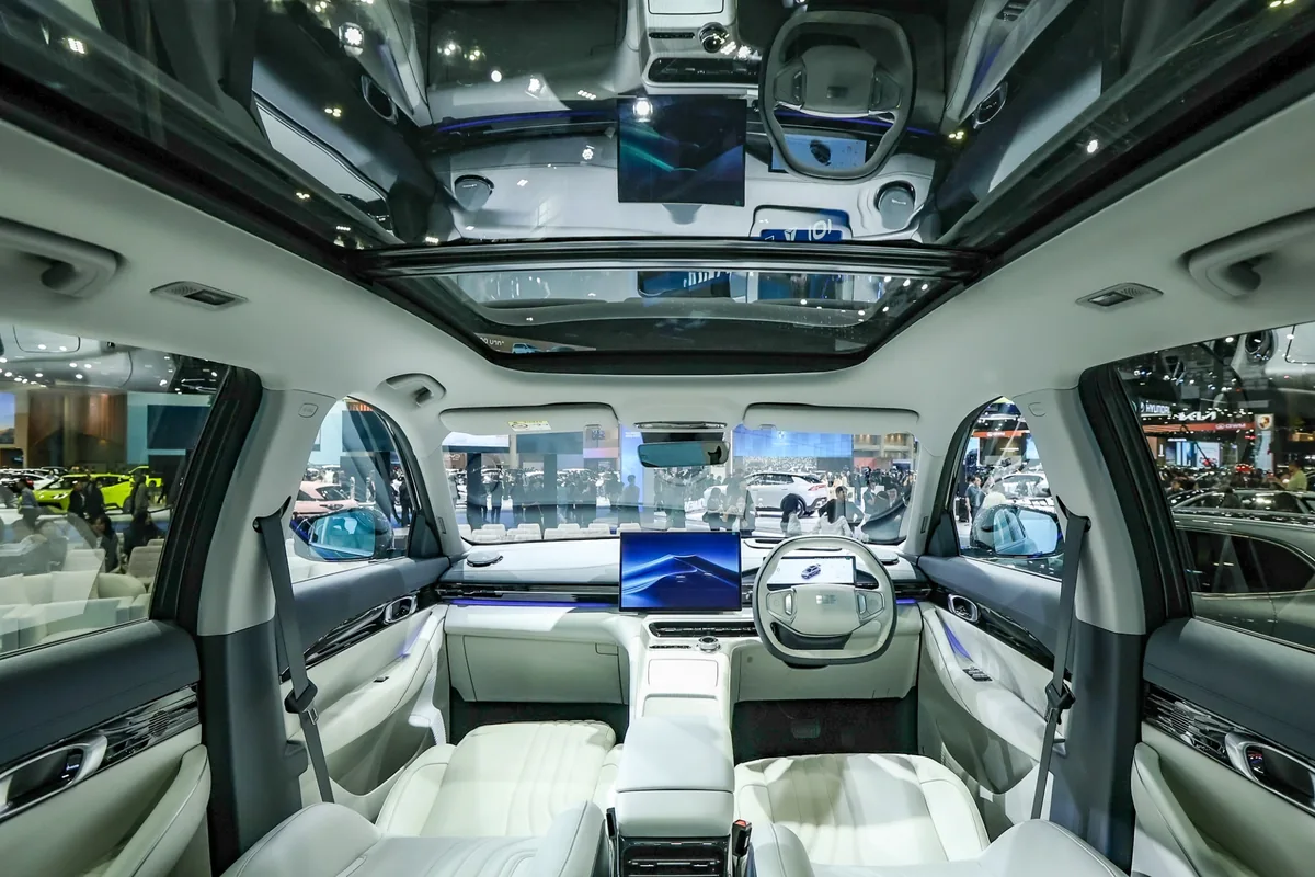 ภาพภายใน GEELY EX5 พร้อมหลังคาพาโนรามิกและจอกลาง ห้องโดยสาร GEELY EX5 พร้อมหลังคากระจกพาโนรามิกและจอกลางภายในงาน Motor Show 2026