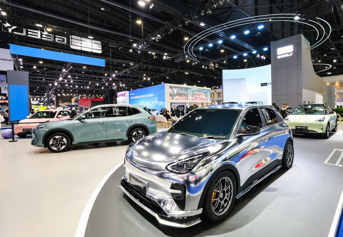 ภาพบูธ GEELY Motor Show 2026 พร้อม EX2 Shooting Star และ EX5 บูธ GEELY ในงาน Motor Show 2026 พร้อม GEELY EX2 Shooting Star ด้านหน้าและ GEELY EX5 ด้านหลัง