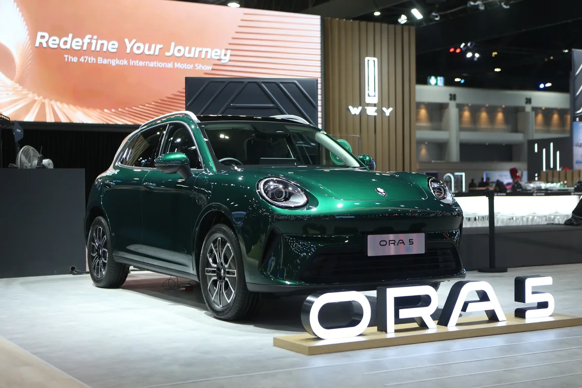 GWM ORA 5 EV ในงาน Motor Show 2026 GWM ORA 5 EV สีเขียวจัดแสดงภายในบูธ GWM ในงาน Motor Show 2026