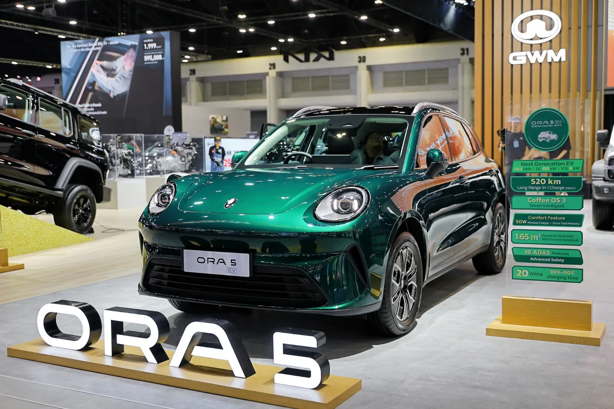 GWM ORA 5 EV สีเขียวในงาน Motor Show 2026 GWM ORA 5 EV สีเขียว จัดแสดงภายในบูธ GWM ในงาน Motor Show 2026