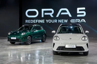 GWM ORA 5 HEV และ EV จอดโชว์บนเวทีเปิดตัว พร้อมฉากหลัง ORA 5 Redefine Your New Era