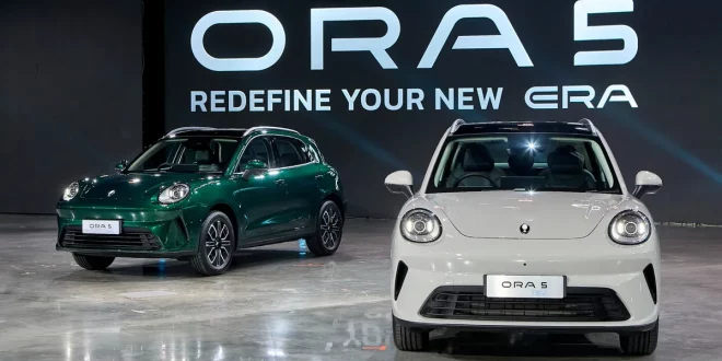 GWM ORA 5 HEV และ EV จอดโชว์บนเวทีเปิดตัว พร้อมฉากหลัง ORA 5 Redefine Your New Era