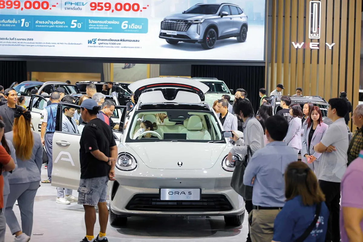 บรรยากาศผู้ชม GWM ORA 5 ในงาน Motor Show 2026 ผู้เข้าชมสนใจ GWM ORA 5 ภายในบูธ GWM ในงาน Motor Show 2026