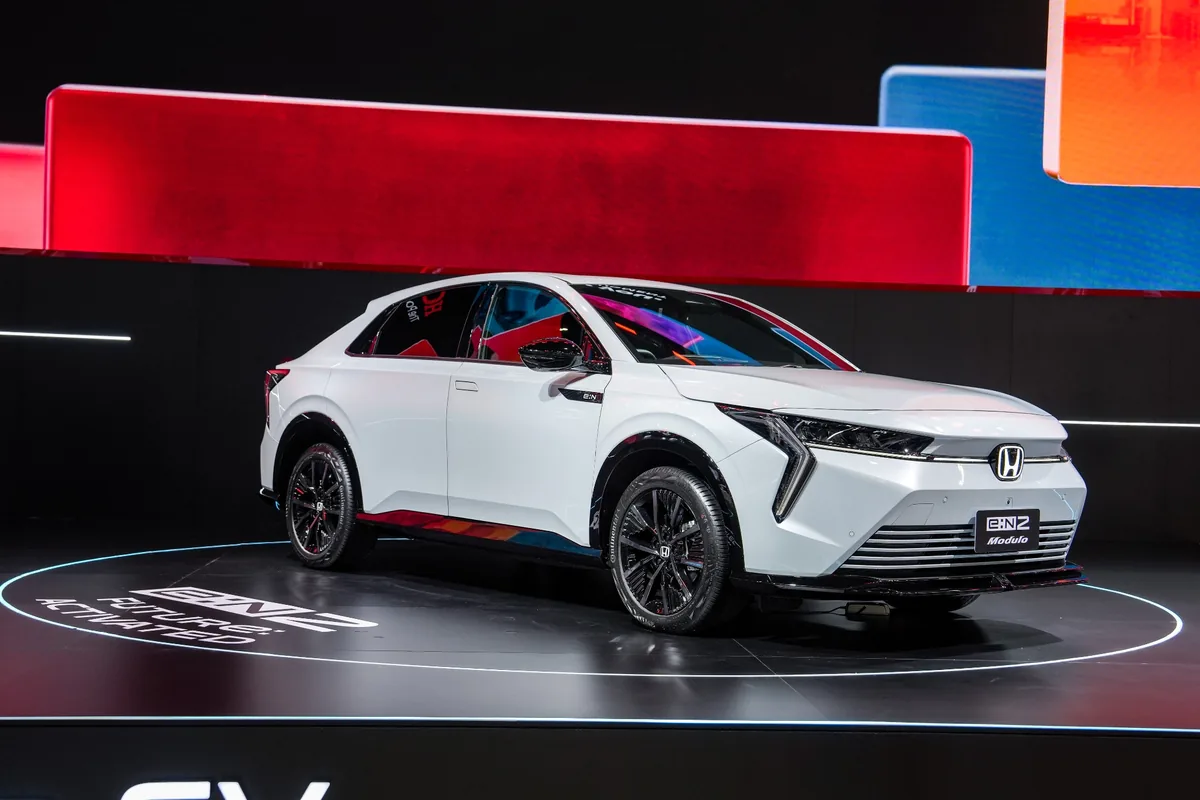Honda e:N2 มุมหน้าเฉียง ในงาน Motor Show 2026 Honda e:N2 มุมหน้าเฉียง จัดแสดงในงาน Motor Show 2026