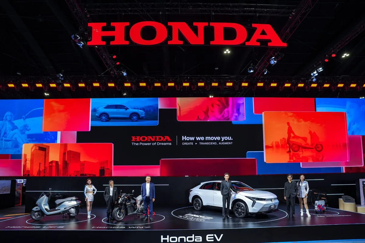 บูธ Honda Motor Show 2026 พร้อมไฮไลต์รถยนต์ไฟฟ้าและรถจักรยานยนต์ บูธ Honda ในงาน Motor Show 2026 พร้อมไฮไลต์รถยนต์ไฟฟ้าและรถจักรยานยนต์บนเวที