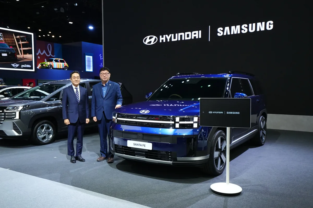 ผู้บริหาร Hyundai และ Samsung กับ Hyundai SANTA FE ในงาน Motor Show 2026 ผู้บริหาร Hyundai และ Samsung ถ่ายภาพร่วมกับ Hyundai SANTA FE ในงาน Motor Show 2026