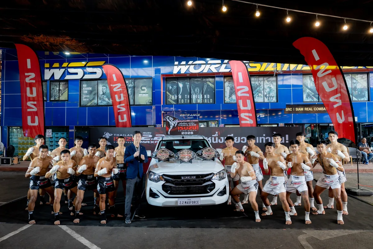 พิธีเปิด Isuzu Thailand Championship 2026 พร้อมนักมวย 18 คน มร. นาโอยะ เซะงูจิ ร่วมกับนักมวย 18 คน ในพิธีเปิด Isuzu Thailand Championship 2026
