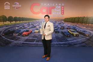 ชยพัฒน์ วนสุวานิช จาก Jeep Thailand รับรางวัล Best 4x4 Off-Road ให้กับ Jeep Wrangler Rubicon ในงาน Car of the Year 2026