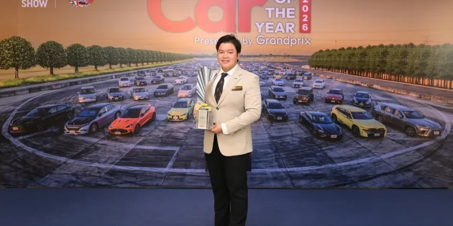 ชยพัฒน์ วนสุวานิช จาก Jeep Thailand รับรางวัล Best 4x4 Off-Road ให้กับ Jeep Wrangler Rubicon ในงาน Car of the Year 2026