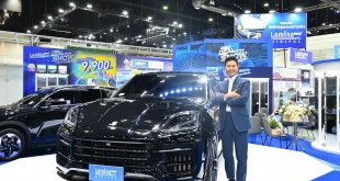 บูธลามิน่าฟิล์มในงาน Motor Show 2026 พร้อมรถ SUV สีดำและผู้บริหารยืนถ่ายภาพ