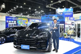 บูธลามิน่าฟิล์มในงาน Motor Show 2026 พร้อมรถ SUV สีดำและผู้บริหารยืนถ่ายภาพ