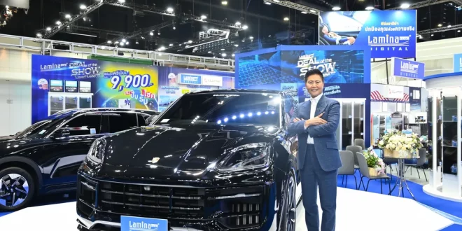 บูธลามิน่าฟิล์มในงาน Motor Show 2026 พร้อมรถ SUV สีดำและผู้บริหารยืนถ่ายภาพ