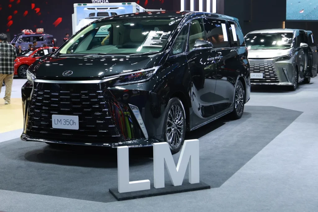 Lexus LM 350h จัดแสดงภายในบูธ Lexus ในงานมอเตอร์โชว์ 2026