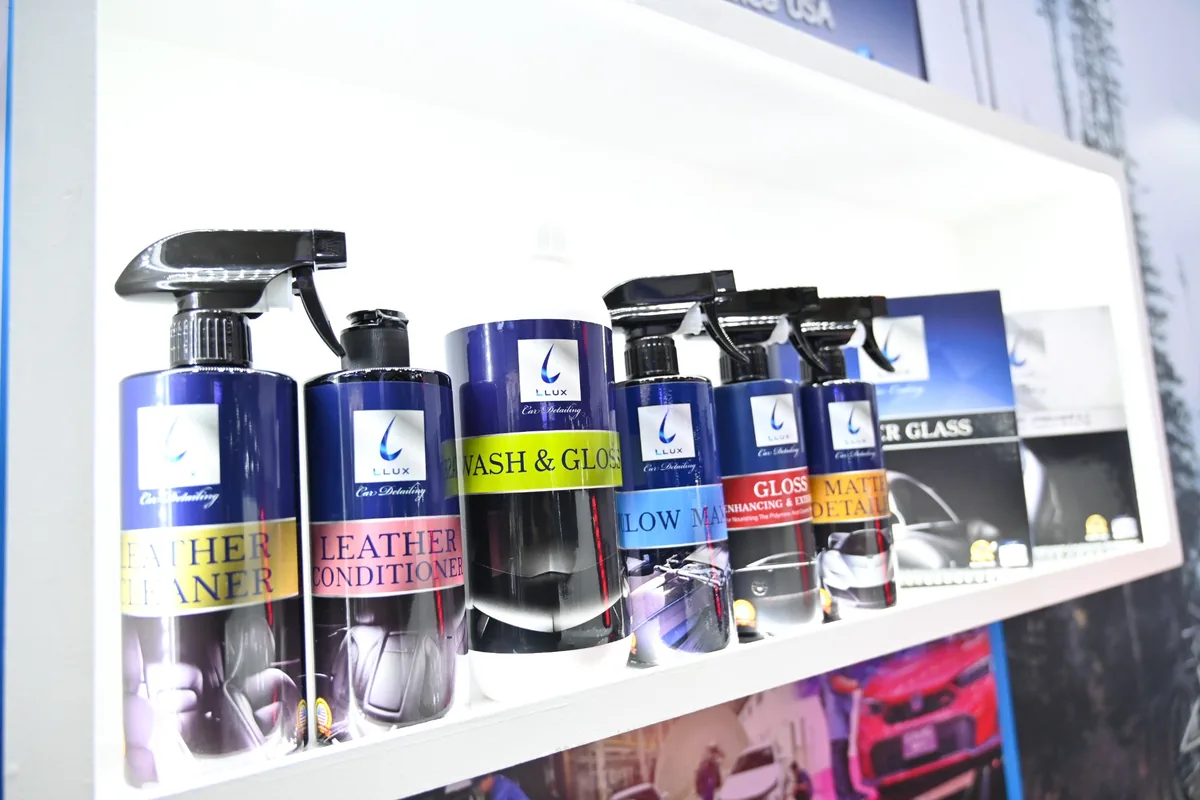 ผลิตภัณฑ์ LLux Car Care ในงาน Motor Show 2026 ผลิตภัณฑ์ดูแลรถยนต์ LLux จัดแสดงบนชั้นภายในบูธลามิน่าในงาน Motor Show 2026