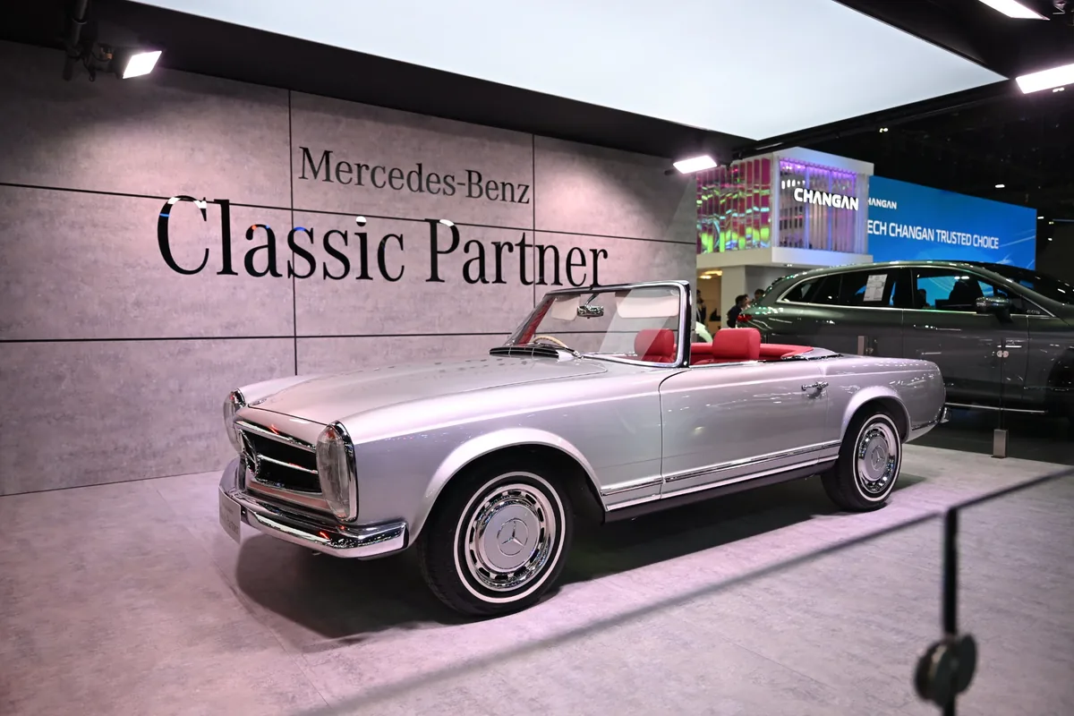 รถคลาสสิกเปิดประทุน Mercedes-Benz จัดแสดงในโซน Classic Partner ภายในงาน Motor Show 2026
