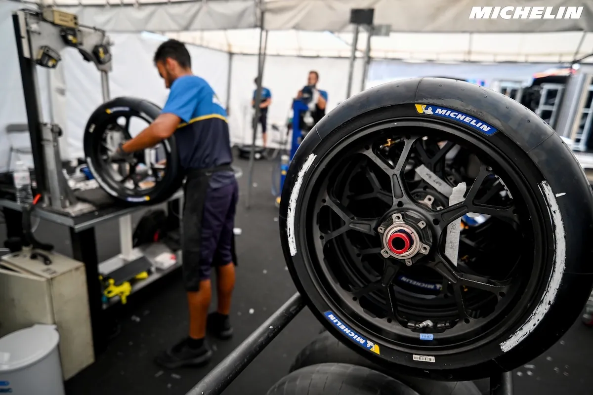 ยาง Michelin Power Slick สำหรับการแข่งขัน MotoGP ภายในพื้นที่เซอร์วิสทีมแข่ง