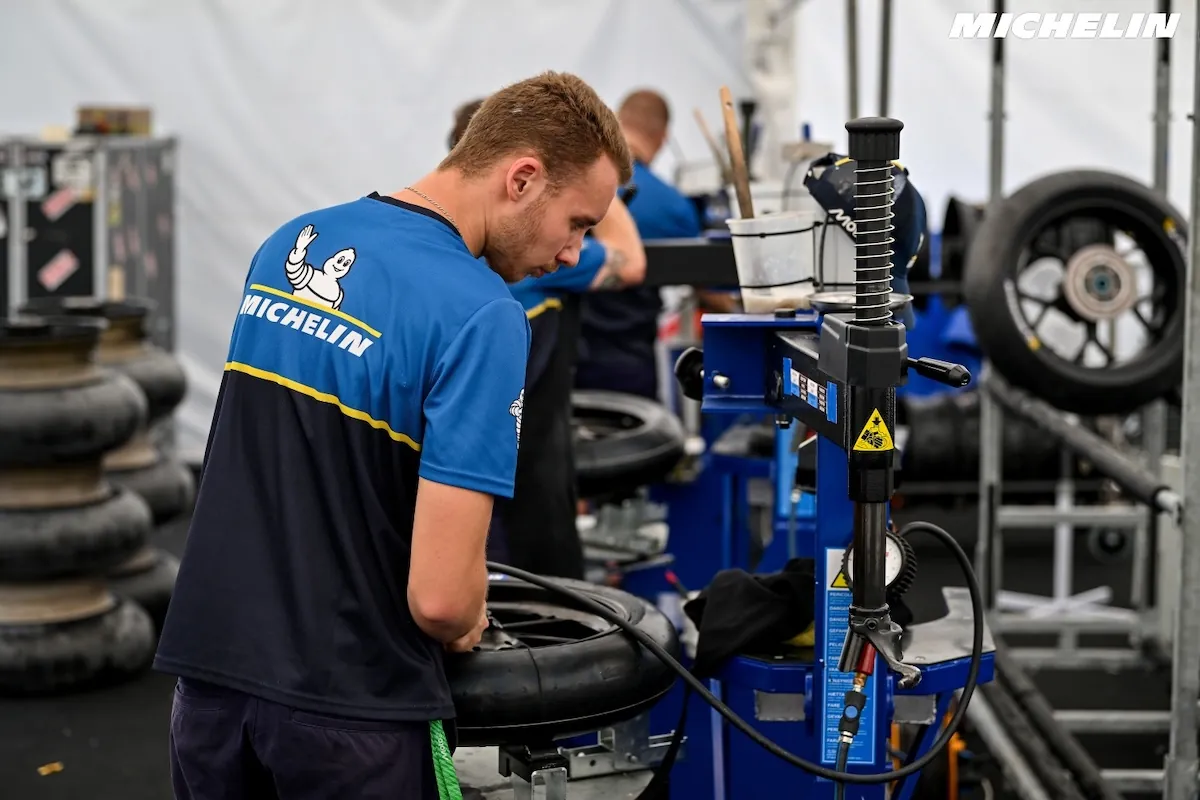 ช่างเทคนิค Michelin กำลังติดตั้งยางแข่ง MotoGP ภายในพื้นที่เซอร์วิสของทีม