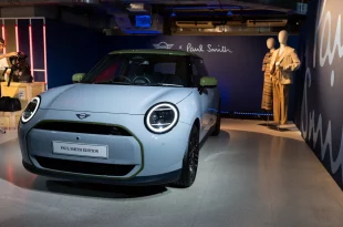 MINI Cooper Paul Smith Edition สีอ่อนหลังคาเขียว มุมด้านหน้า