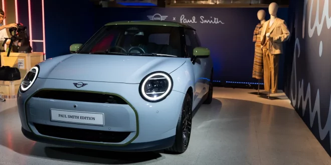 MINI Cooper Paul Smith Edition สีอ่อนหลังคาเขียว มุมด้านหน้า