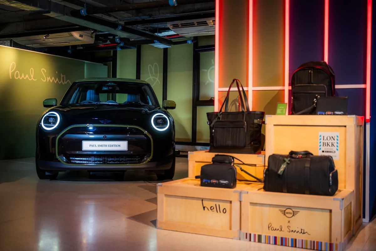 MINI Cooper Paul Smith Edition สีดำในงานเปิดตัว MINI Cooper Paul Smith Edition สีดำ จัดแสดงคู่กับอุปกรณ์ไลฟ์สไตล์