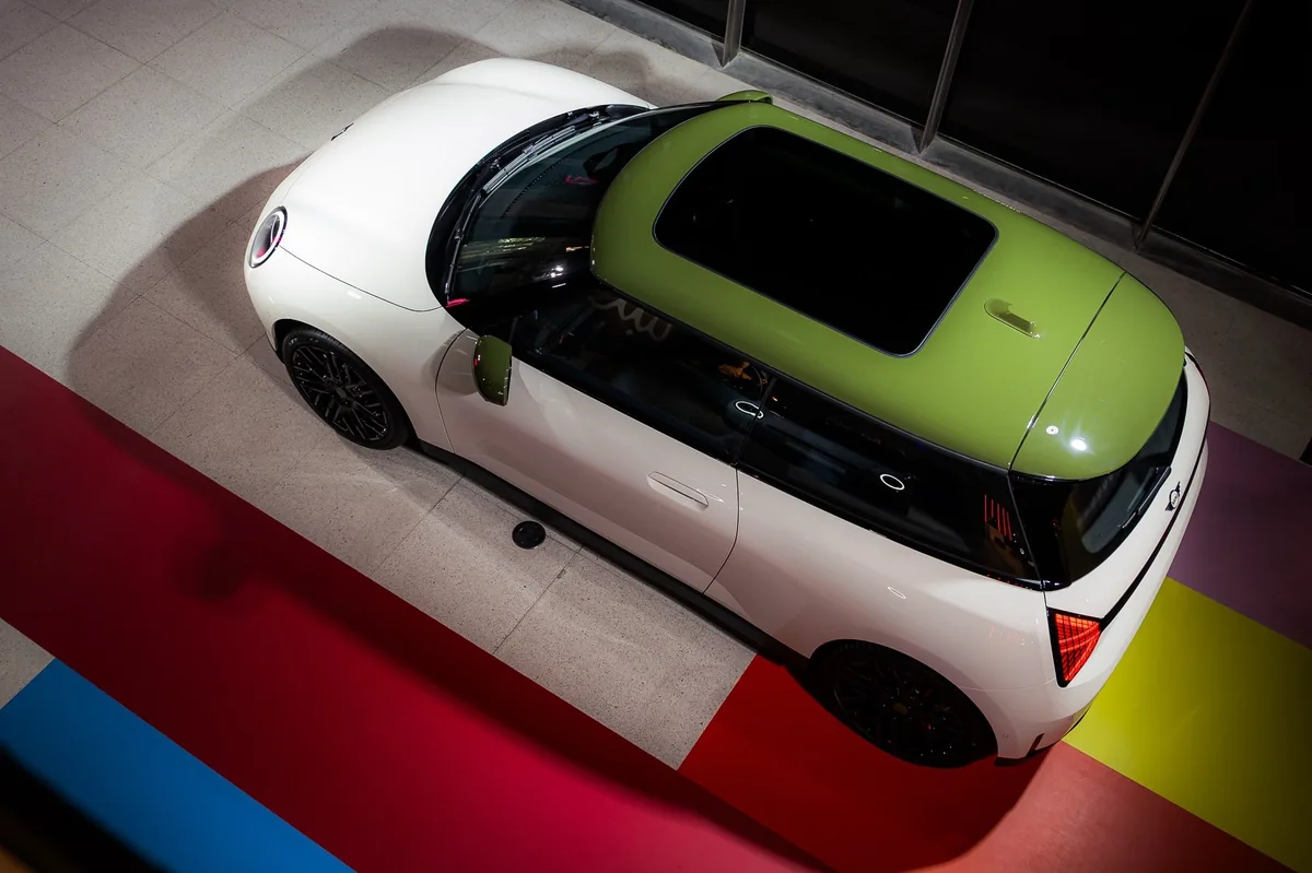 MINI Cooper Paul Smith Edition มุมสูง ภาพมุมสูง MINI Cooper Paul Smith Edition หลังคาสี Nottingham Green