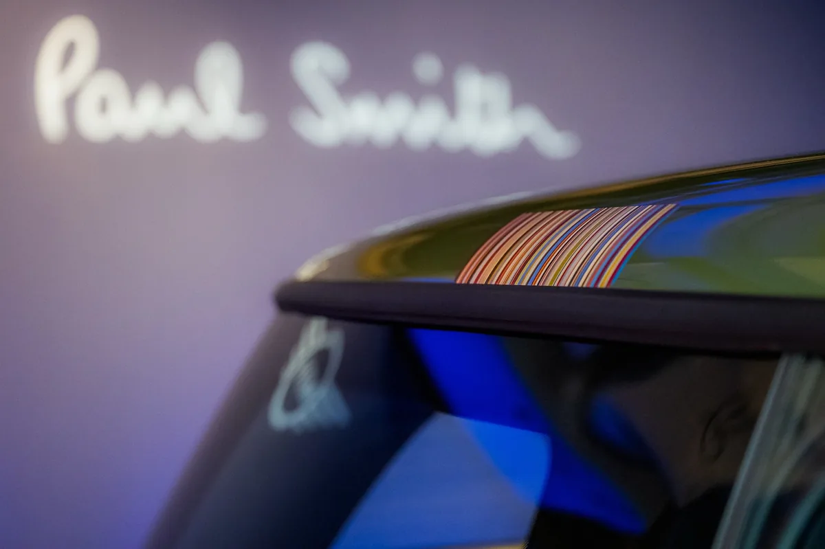 Signature Stripe ของ MINI Cooper Paul Smith Edition รายละเอียดแถบสี Signature Stripe บน MINI Cooper Paul Smith Edition