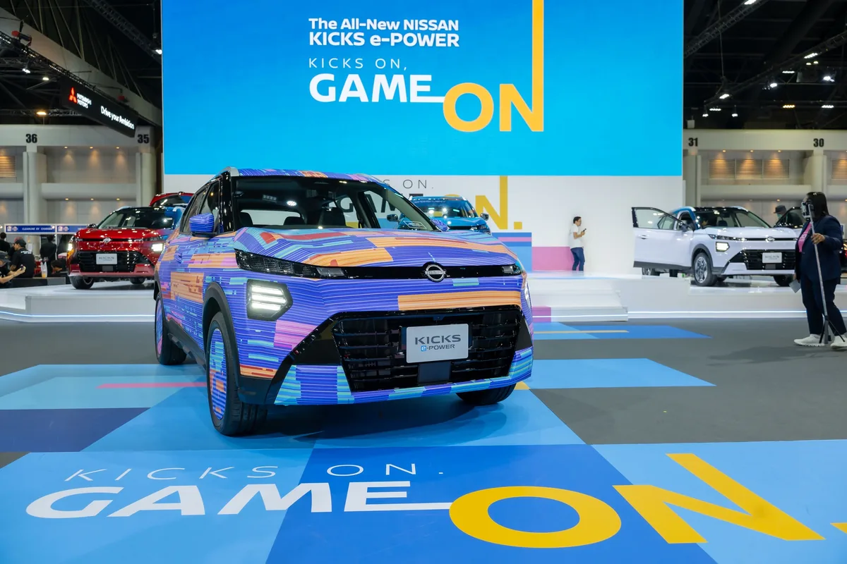 Nissan Kicks e-POWER ลวดลายพิเศษ ในงาน Motor Show 2026 Nissan Kicks e-POWER ใหม่ ลวดลายพิเศษ มุมหน้าซ้าย จัดแสดงภายในบูธ Nissan ที่งาน Motor Show 2026