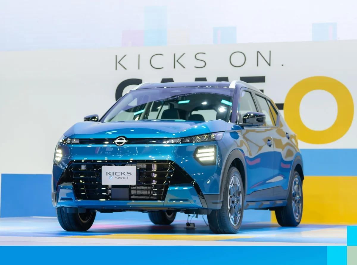 Kicks e-POWER ใหม่ Electric Cyan ที่ Motor Show 2026 Nissan Kicks e-POWER ใหม่ Electric Cyan มุมหน้าตรง จัดแสดงภายในบูธ Nissan ที่งาน Motor Show 2026