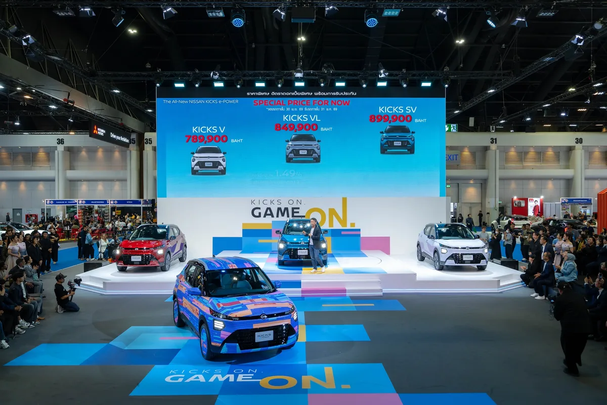 Nissan Kicks e-POWER ใหม่ เปิดตัวบนเวที Motor Show 2026 บรรยากาศเปิดตัว Nissan Kicks e-POWER ใหม่ บนเวที Nissan ในงาน Motor Show 2026 พร้อมจอแสดงราคาทั้ง 3 รุ่นย่อย