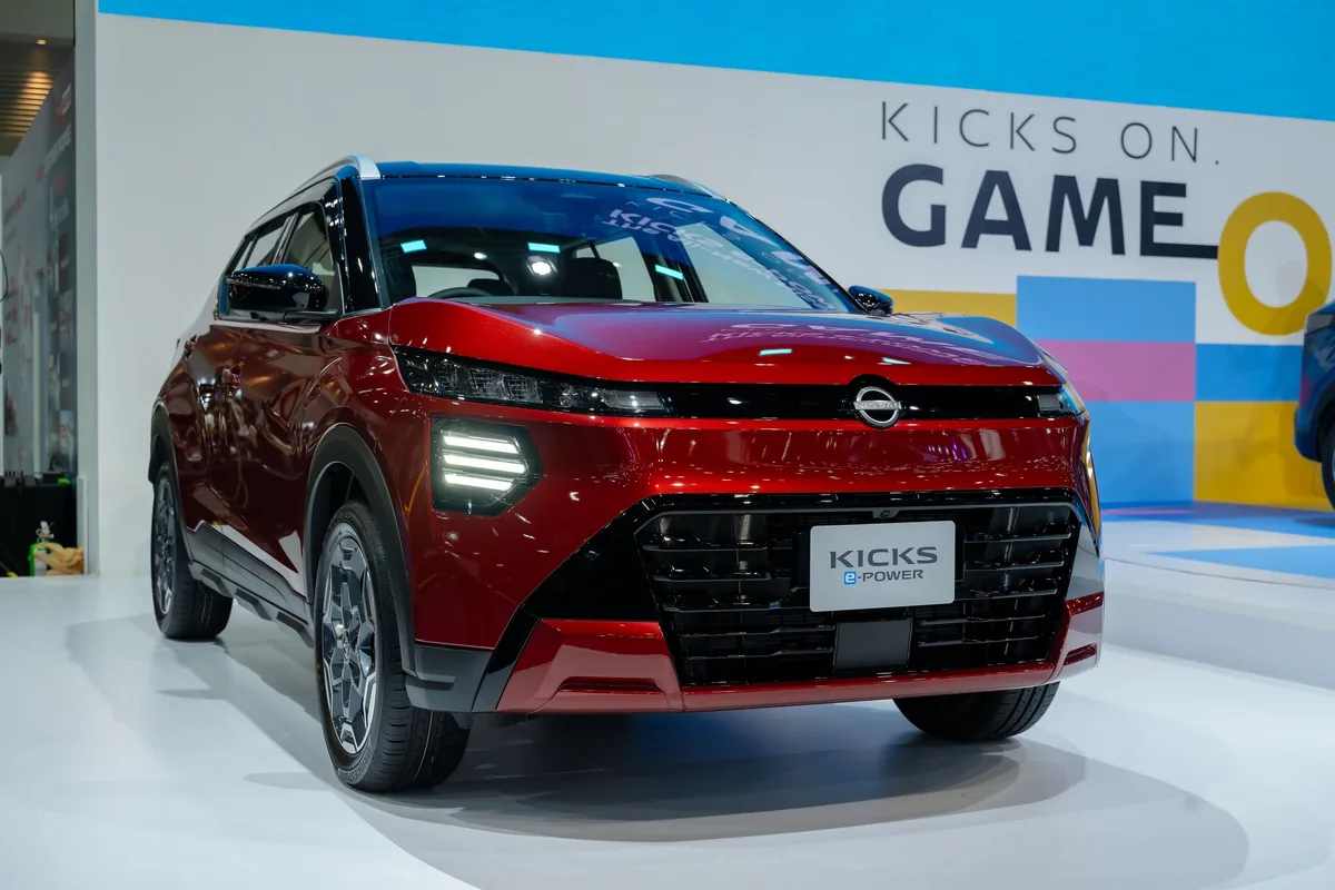 Nissan Kicks e-POWER ใหม่ Radiant Red ที่ Motor Show 2026 Nissan Kicks e-POWER ใหม่ Radiant Red มุมหน้าซ้าย จัดแสดงภายในบูธ Nissan ในงาน Motor Show 2026