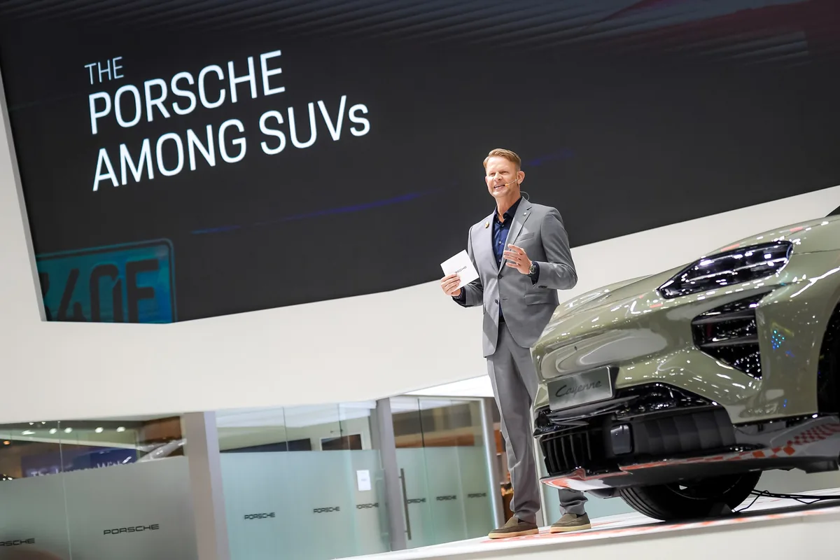 การเปิดตัว Porsche Cayenne Electric ในงาน Motor Show 2026 ผู้บริหาร Porsche นำเสนอ Cayenne Electric บนเวทีภายในงาน Motor Show 2026