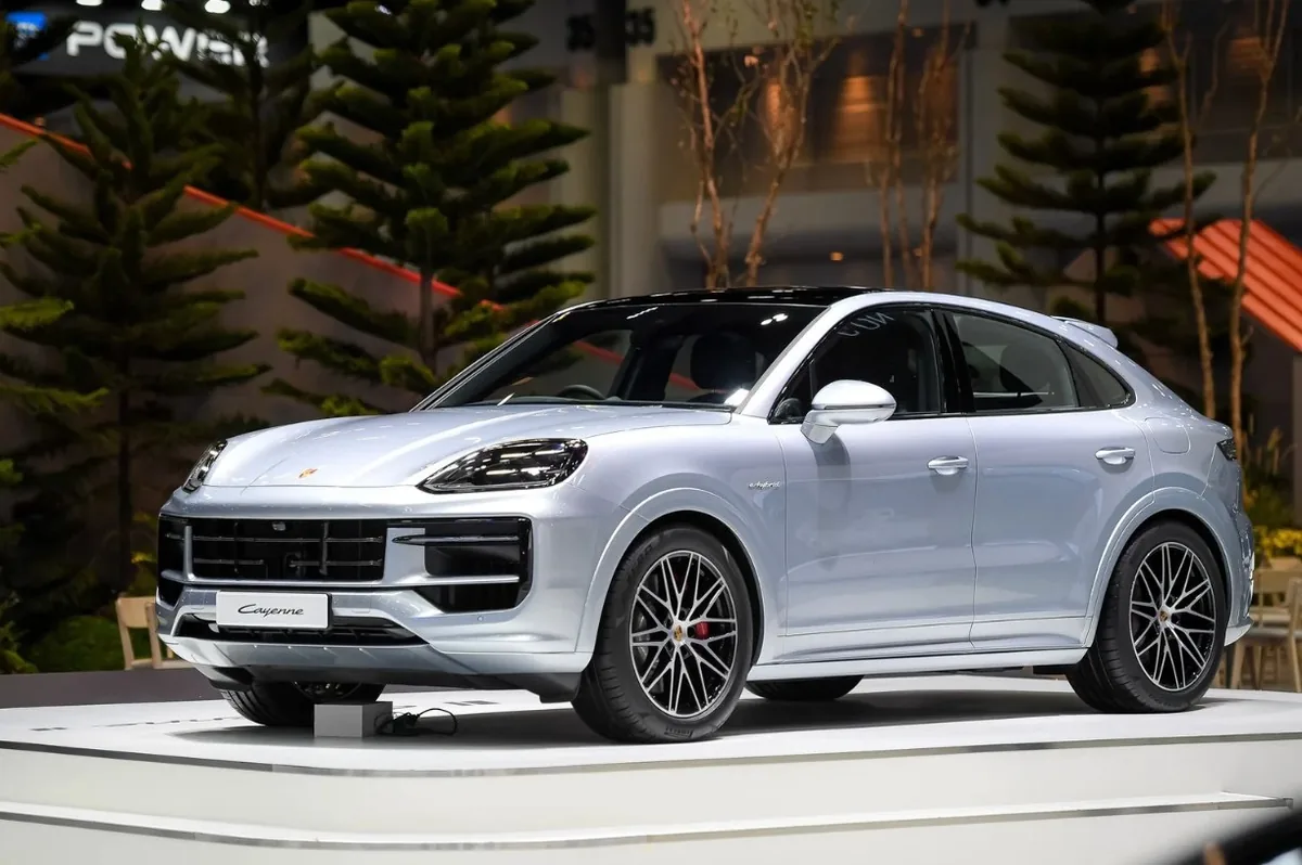 Porsche Cayenne S E-Hybrid Coupé ในงาน Motor Show 2026 Porsche Cayenne S E-Hybrid Coupé มุมมองด้านข้างบนแท่นจัดแสดงในงาน Motor Show 2026