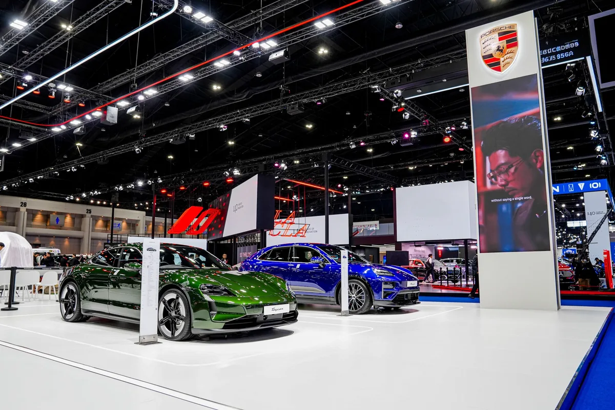 รถยนต์ไฟฟ้า Porsche ภายในบูธ Motor Show 2026 Porsche Taycan และ Macan Electric จัดแสดงภายในบูธ Porsche ในงาน Motor Show 2026