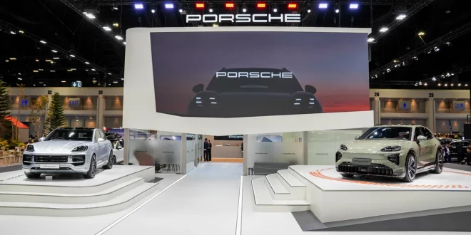 บูธ Porsche ในงาน Motor Show 2026 จัดแสดง Cayenne สองรุ่นเด่นภายในบูธ