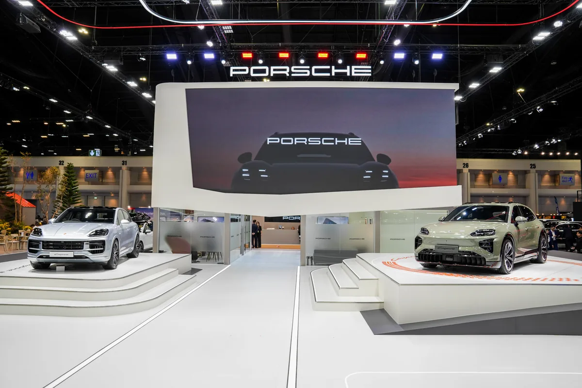 บรรยากาศบูธ Porsche ในงาน Motor Show 2026 บูธ Porsche ในงาน Motor Show 2026 จัดแสดง Cayenne สองรุ่นเด่นภายในบูธ