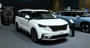 เกีย คาร์นิวัล ดีเซล SXL 11 ที่นั่ง สีขาว มุมหน้าเฉียง ในงาน Motor Show 2026