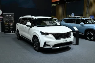 เกีย คาร์นิวัล ดีเซล SXL 11 ที่นั่ง สีขาว มุมหน้าเฉียง ในงาน Motor Show 2026