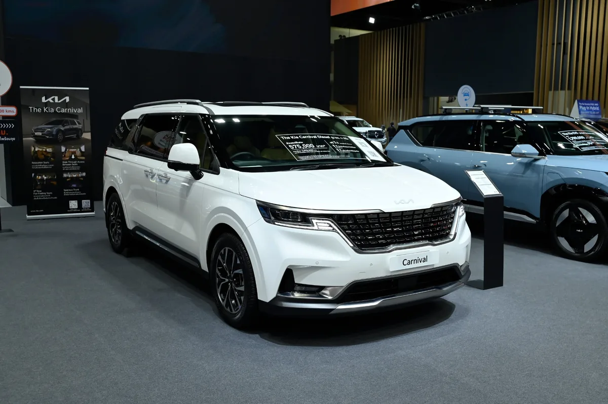 Kia Carnival Diesel SXL 11 ที่นั่ง มุมหน้าเฉียง ในงาน Motor Show 2026 เกีย คาร์นิวัล ดีเซล SXL 11 ที่นั่ง สีขาว มุมหน้าเฉียง ในงาน Motor Show 2026
