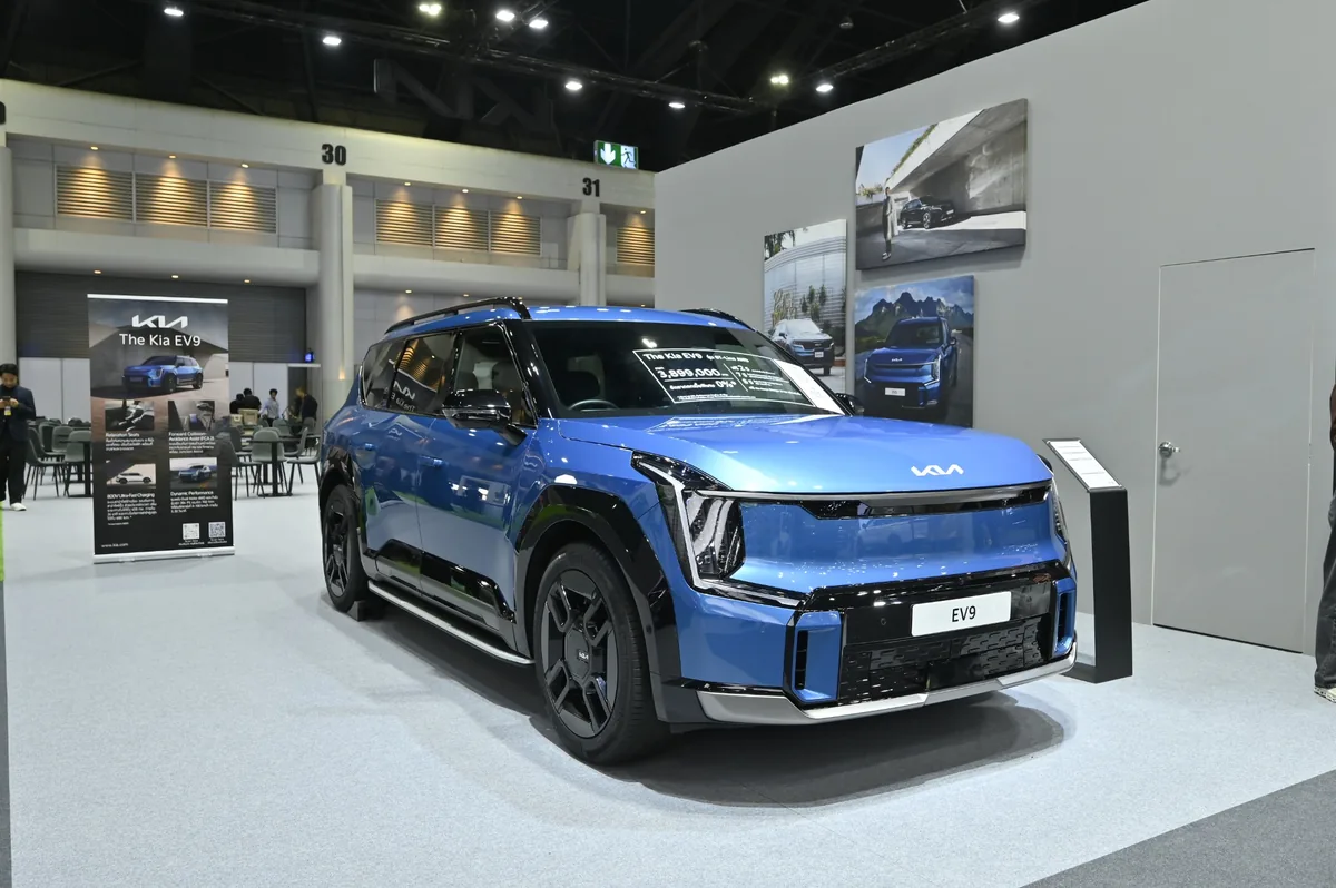 Kia EV9 GT-Line AWD ในงาน Motor Show 2026 เกีย EV9 GT-Line AWD สีน้ำเงิน มุมหน้าเฉียง ในงาน Motor Show 2026