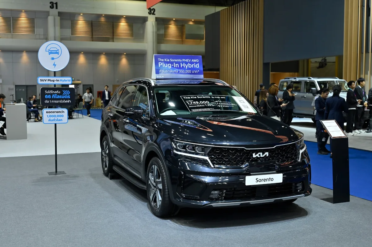 Kia Sorento PHEV AWD ในงาน Motor Show 2026 เกีย Sorento PHEV AWD สีดำ มุมหน้าเฉียง ในงาน Motor Show 2026