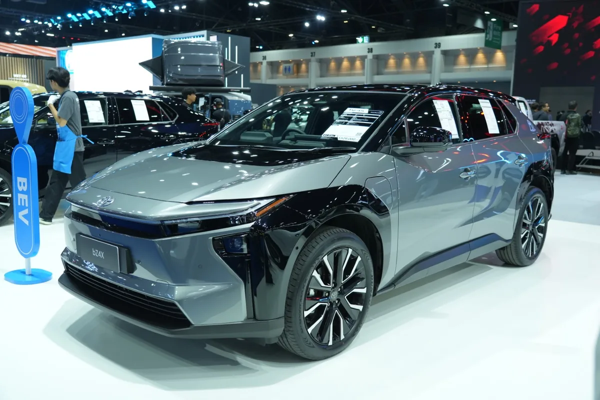 Toyota bZ4X มุมหน้าซ้ายเฉียง โตโยต้า bZ4X มุมหน้าซ้ายเฉียงในงาน Motor Show 2026