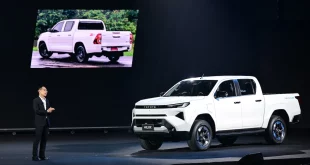 Toyota Hilux รุ่นล่าสุดจัดแสดงบนเวทีเปิดตัวในงานแถลงข่าว
