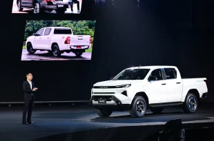 Toyota Hilux รุ่นล่าสุดจัดแสดงบนเวทีเปิดตัวในงานแถลงข่าว