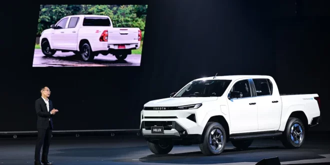 Toyota Hilux รุ่นล่าสุดจัดแสดงบนเวทีเปิดตัวในงานแถลงข่าว